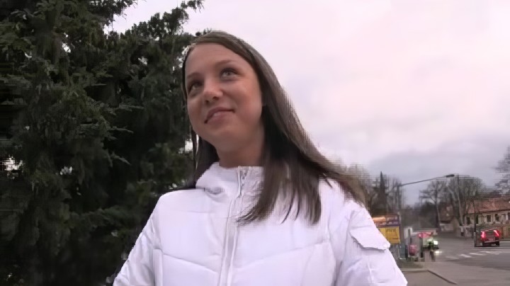 В свои 18 лет эта русская красотка трахает себя на камеру